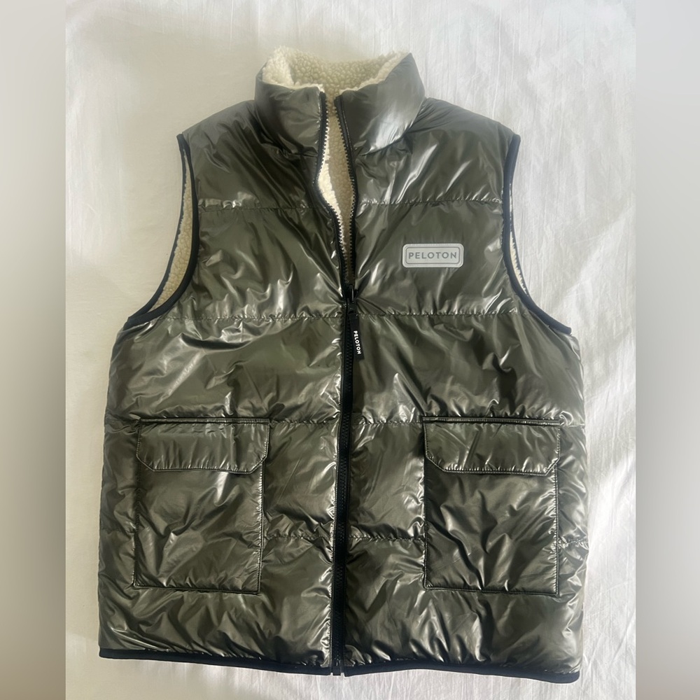 Peloton Reversible Sherpa Puffer Vest XL Unisex Men Women Green Cream Excellent